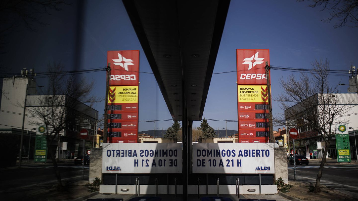Gasolinera CEPSA que ha tumbado sus precios a pocos metros de la Plenoil. (A. M. V.)
