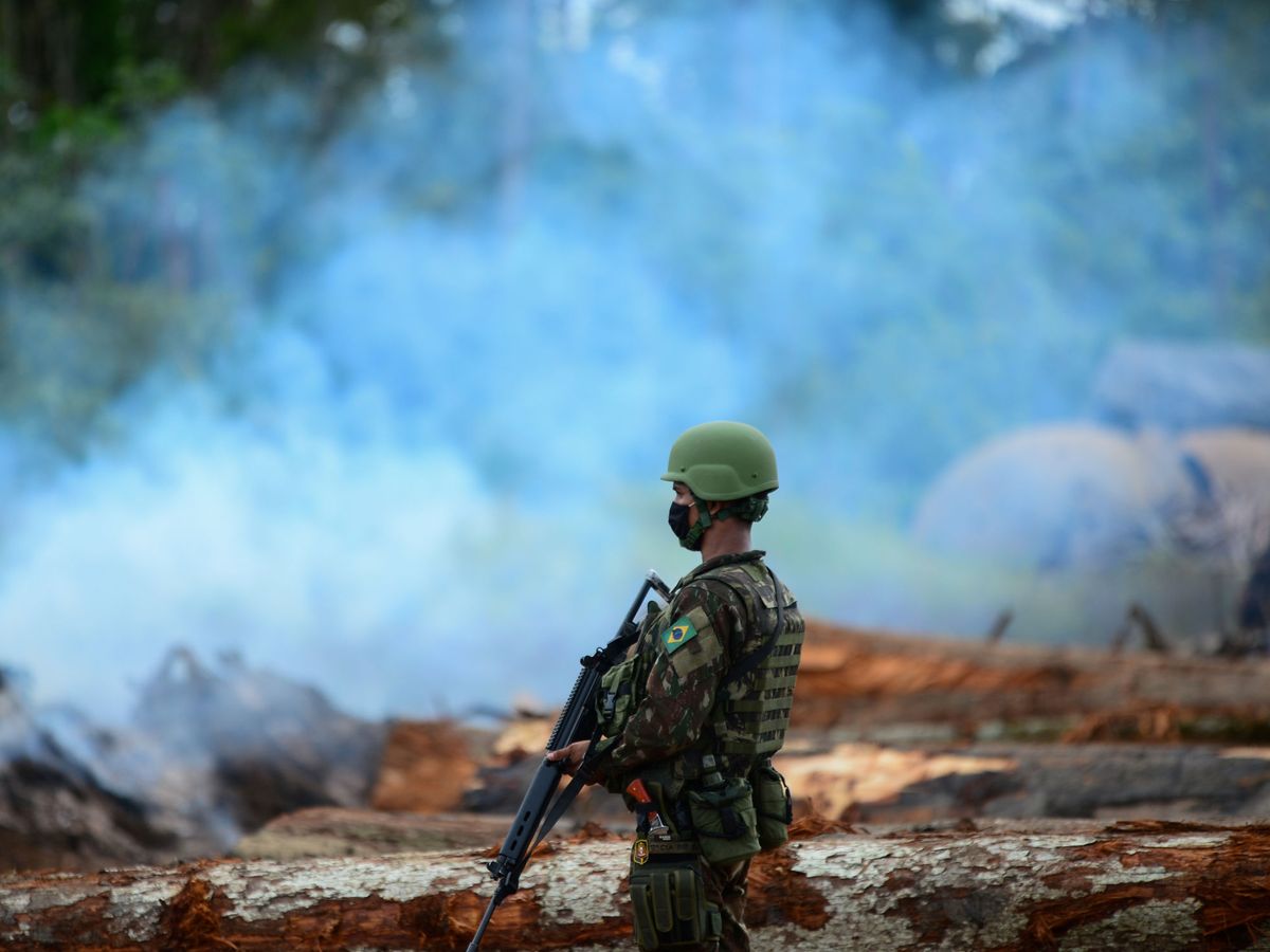 Foto: Un soldado brasileño en una operación contra la deforestación. (Reuters/Ejército de Brasil)