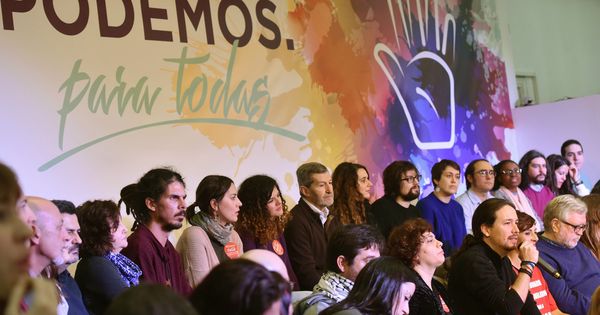 Foto: El secretario general de Podemos, Pablo Iglesias (d, abajo), durante el acto de presentación de su candidatura, 'Podemos para todas'. (EFE)