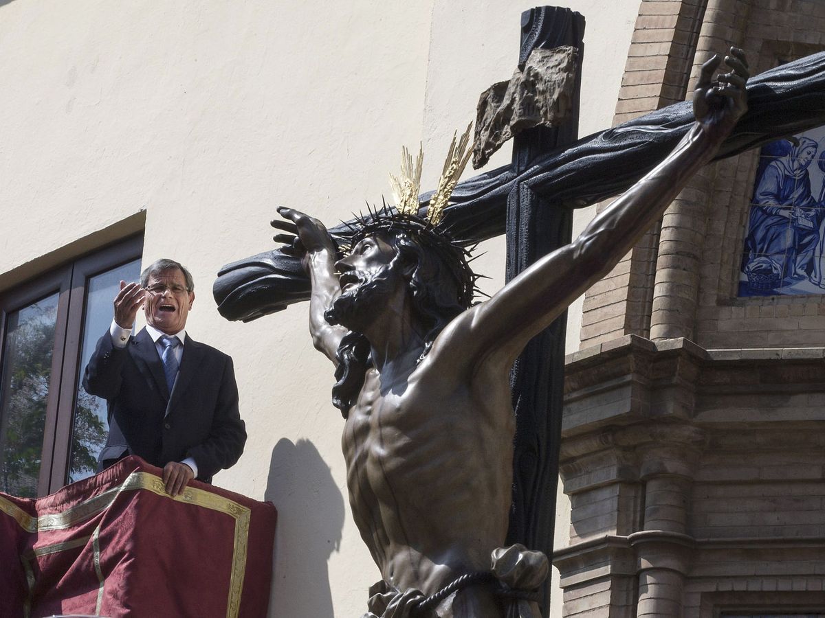 Foto: Un hombre canta una saeta ante el Santísimo Cristo de la Expiración en Sevilla. (EFE/José Manuel Vidal)