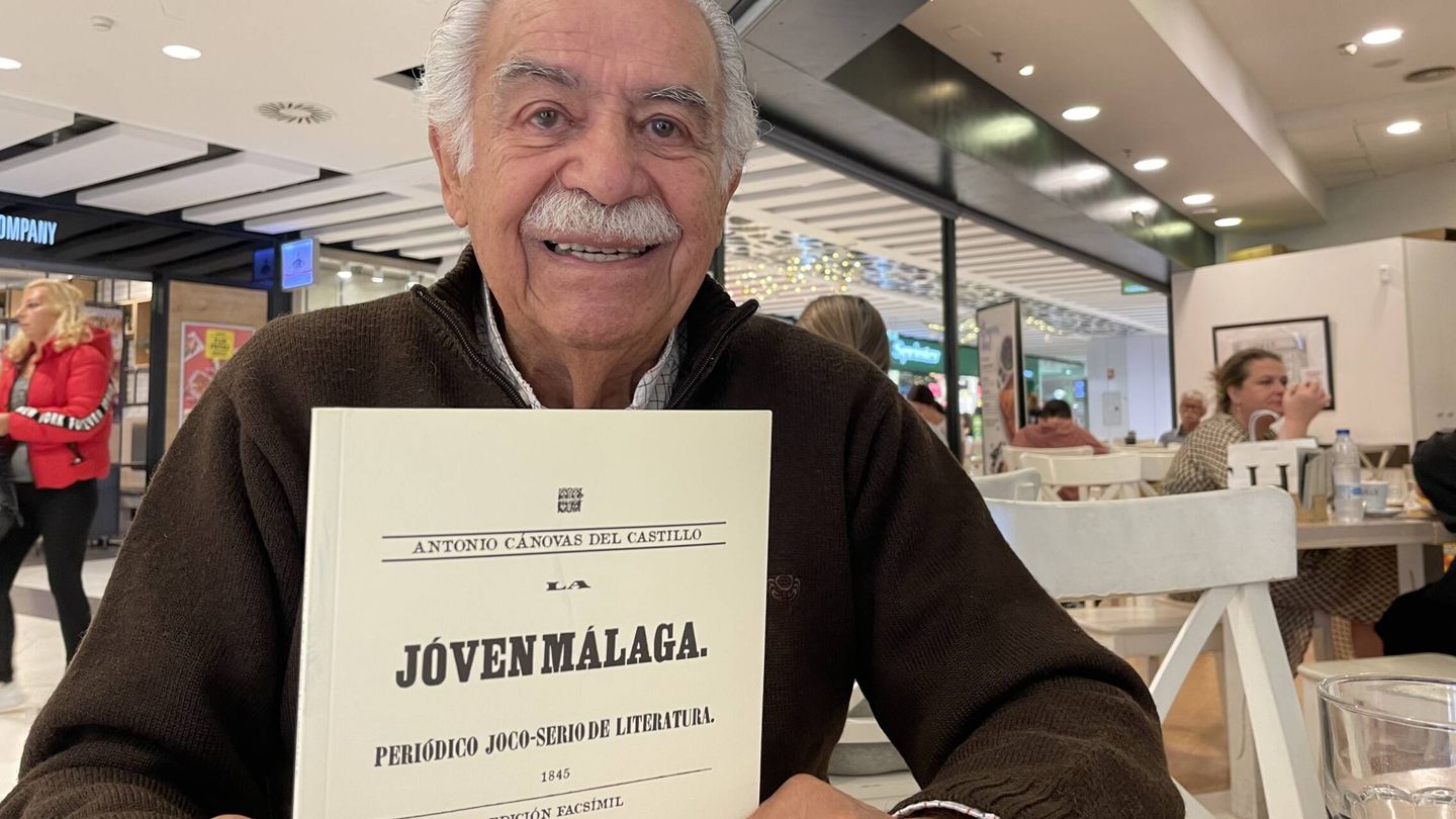 Luciano González posa con la edición facsímil de 'La Joven Málaga'. (A. R.)