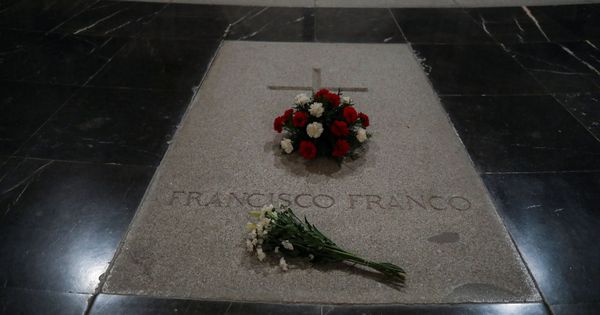 Foto: Flores en la tumba de FRanco en el Valle de los Caídos. RUETERS
