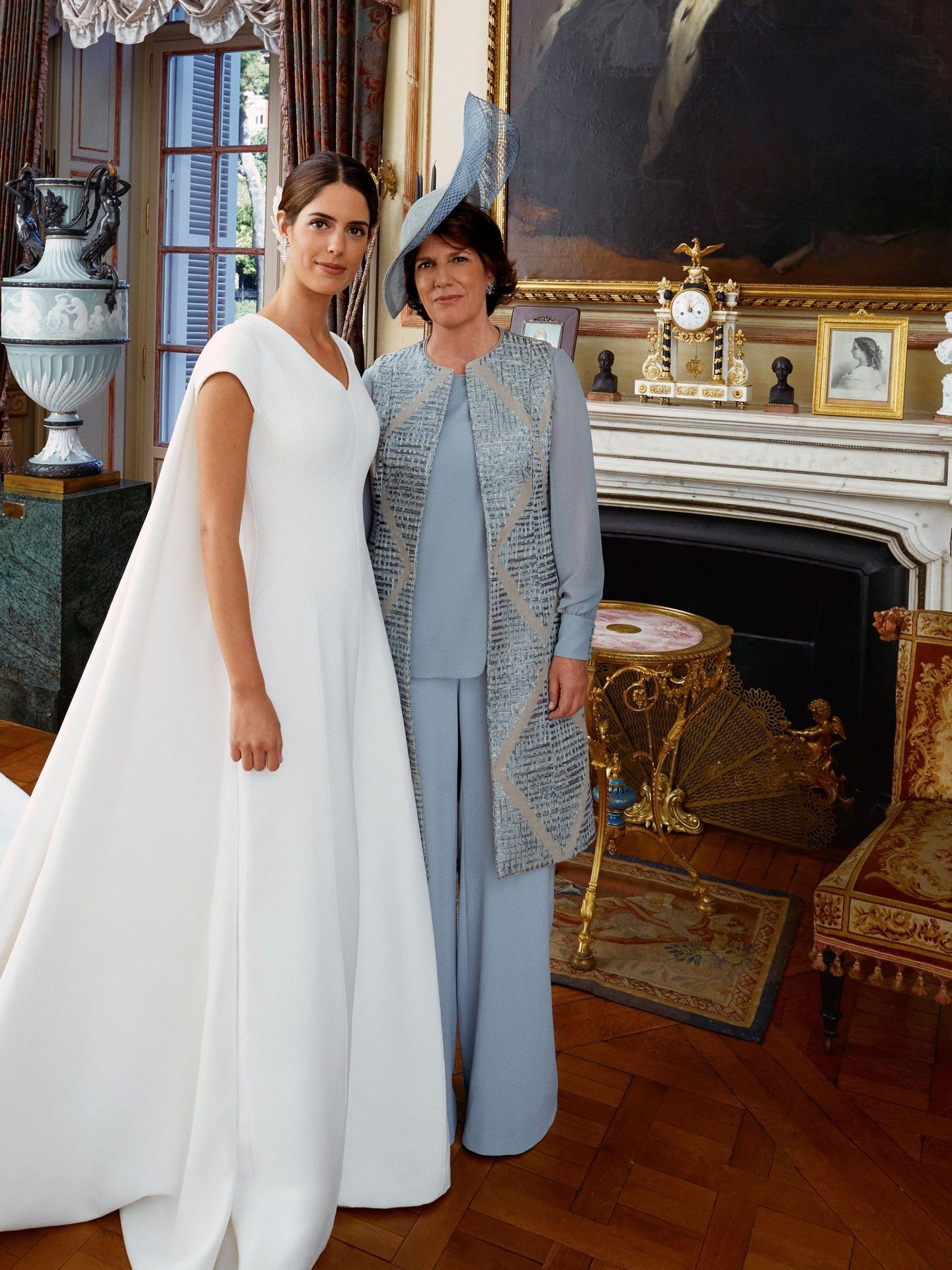 Sofía Palazuelo posa junto a su madre, Sofía Barroso, en el palacio de Liria. (EFE)