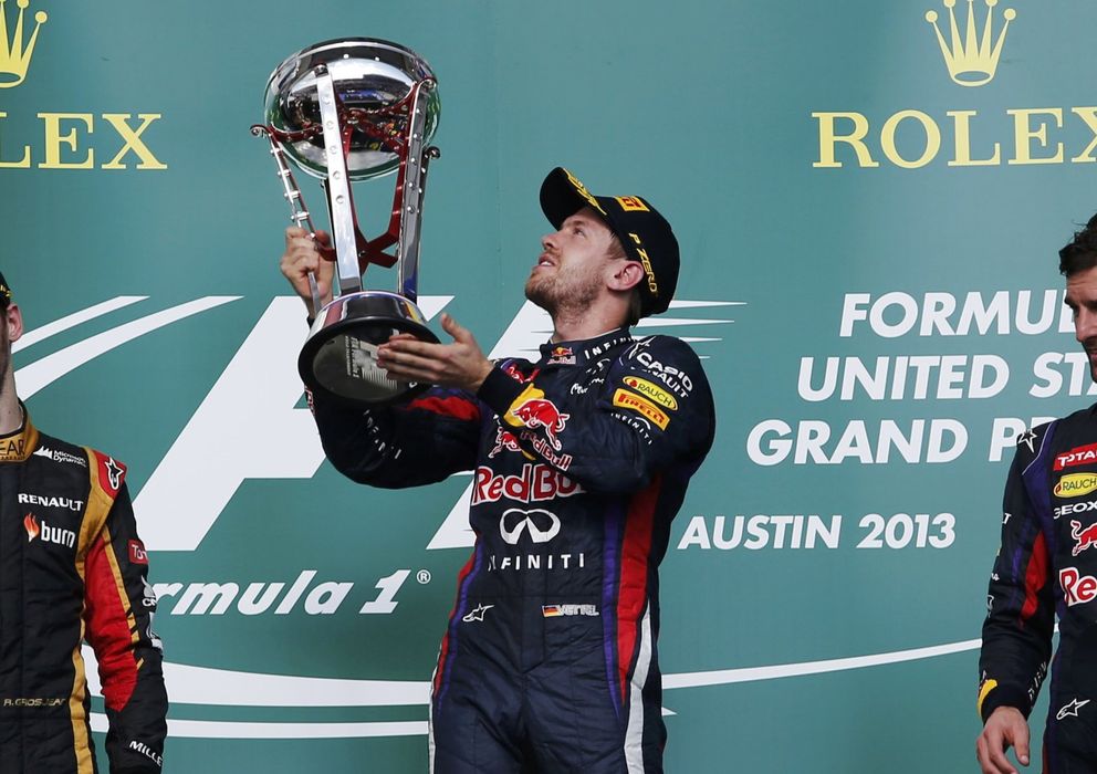Foto: Sebastian Vettel mirando su trofeo con Webber y Grosjean a su lado.