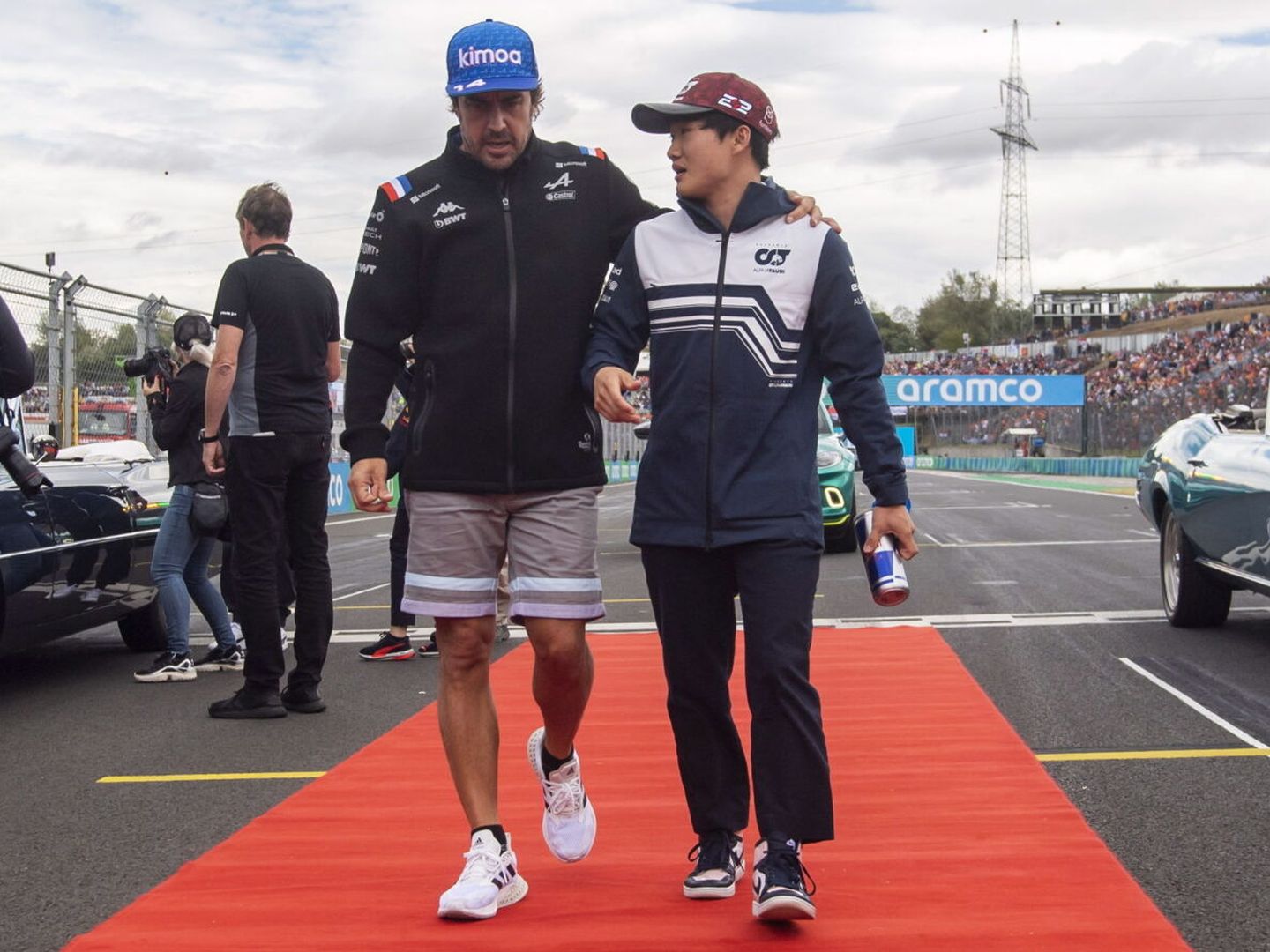 Fernando Alonso habla con Yuki Tsunoda antes del GP de Hungría 2022. (EFE/EPA/Zoltan Balogh).