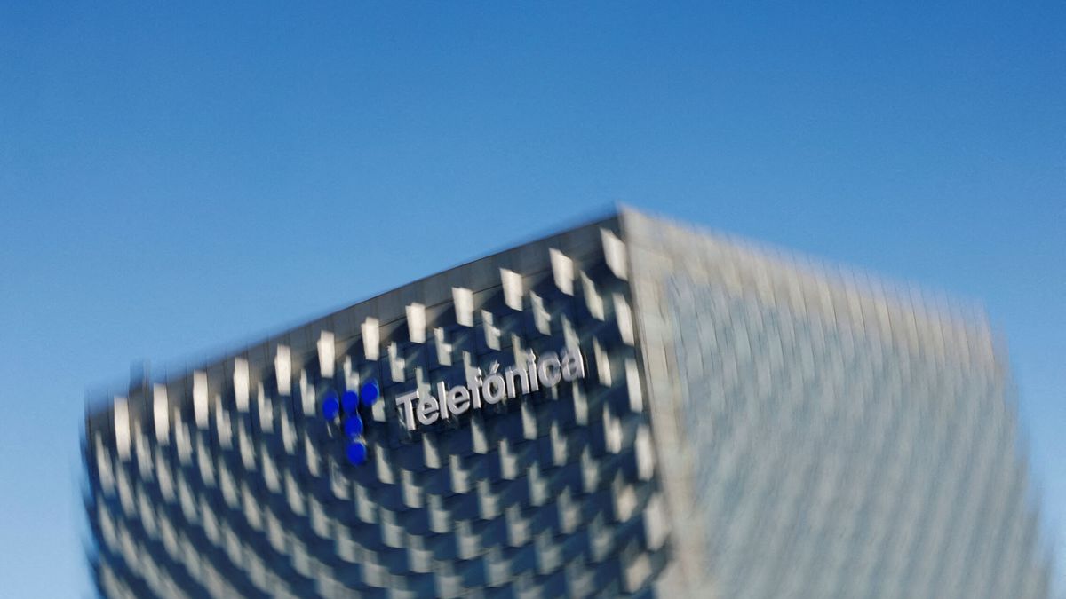 Santander prevé que Telefónica gane un 75% menos por el impacto del ERE y de Milei