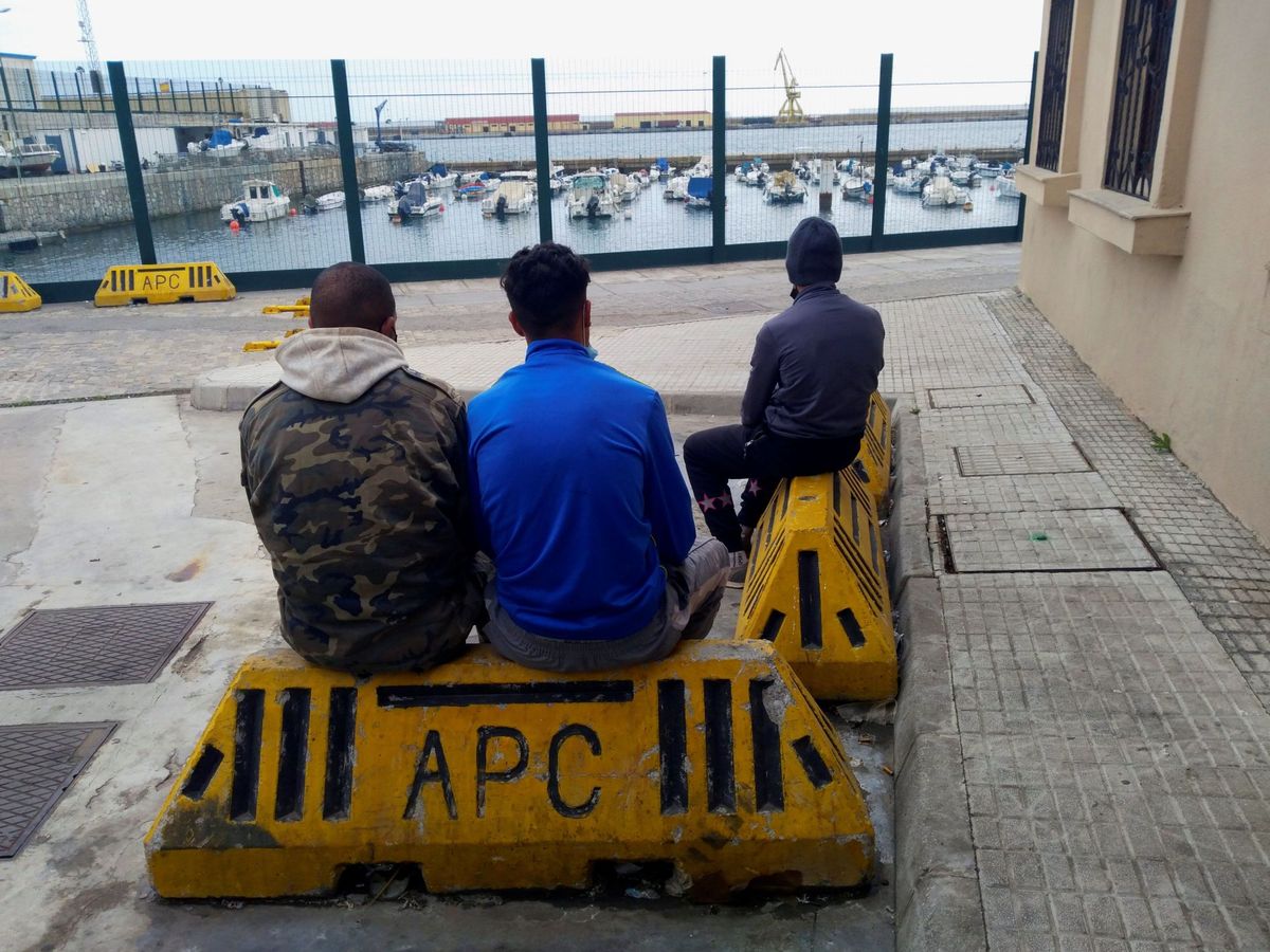 Foto: Inmigrantes en el puerto de Ceuta. (EFE)