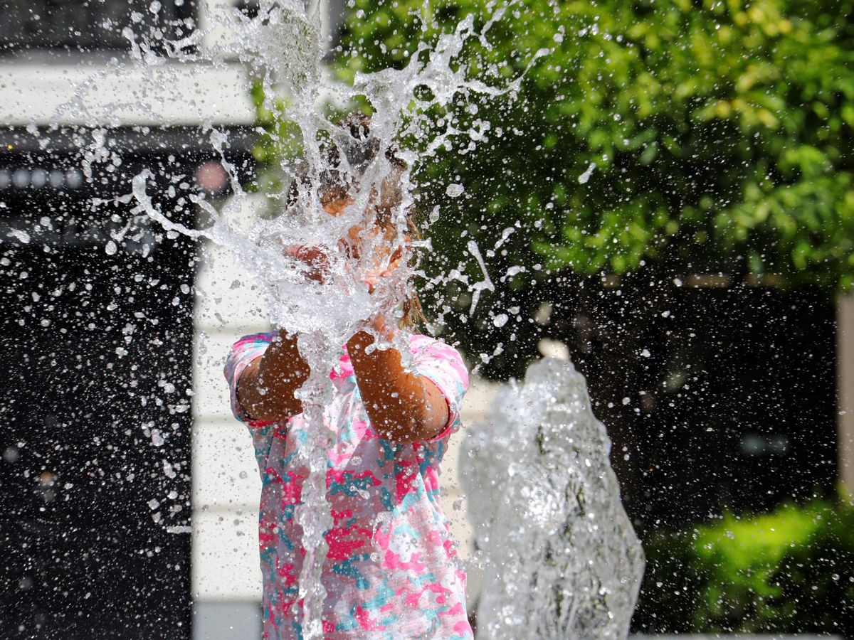 Foto: Una niña juega con el agua en Córdoba. (EFE)