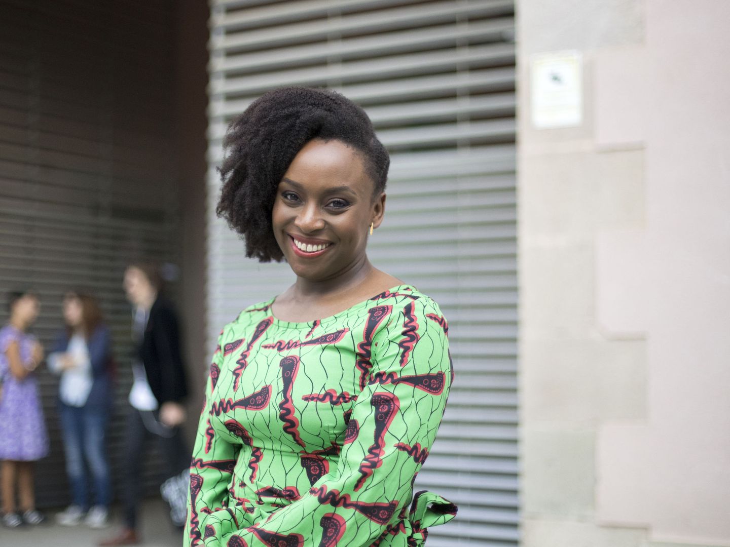 La escritora nigeriana Chimamanda Ngozi posa para los medios gráficos en Barcelona en 2017 (EFE)