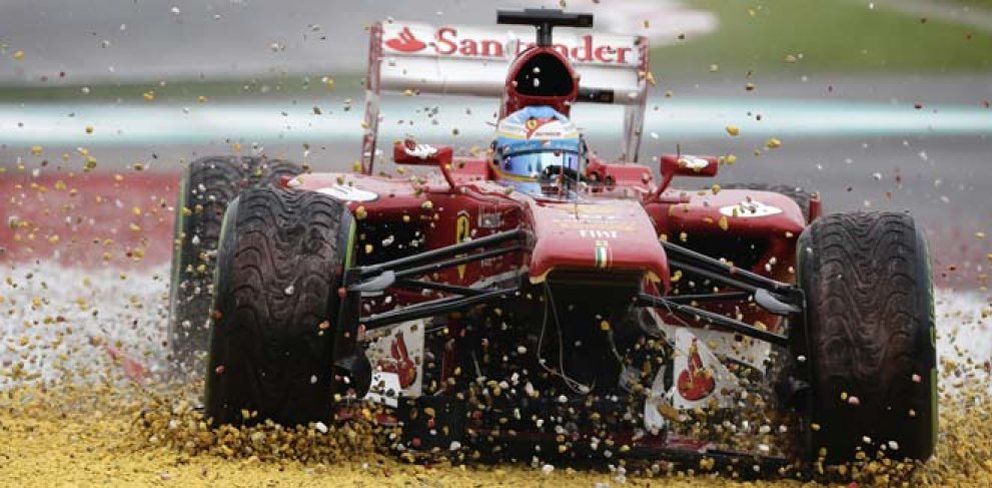Foto: Ferrari quiso vestir de "héroe" a Alonso y terminó entonando el 'mea culpa'
