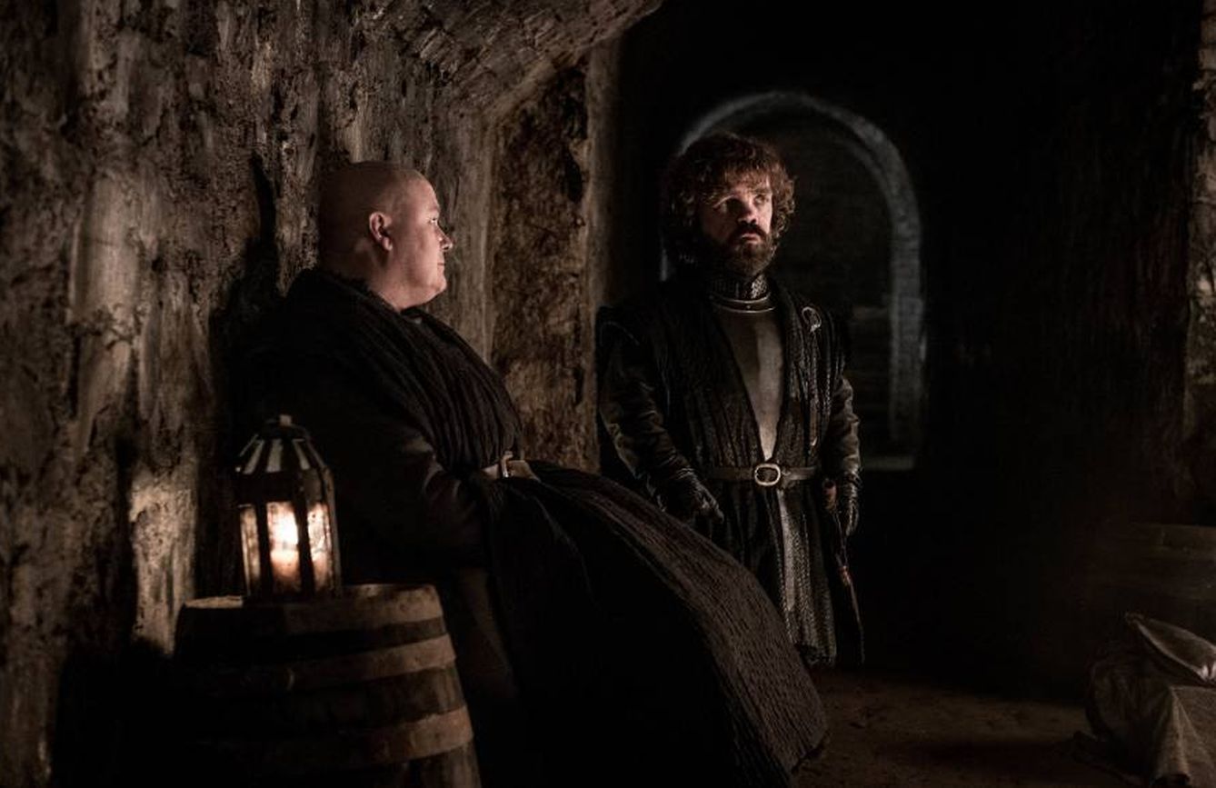 Varys y Tyrion en las criptas de Invernalia. (HBO)