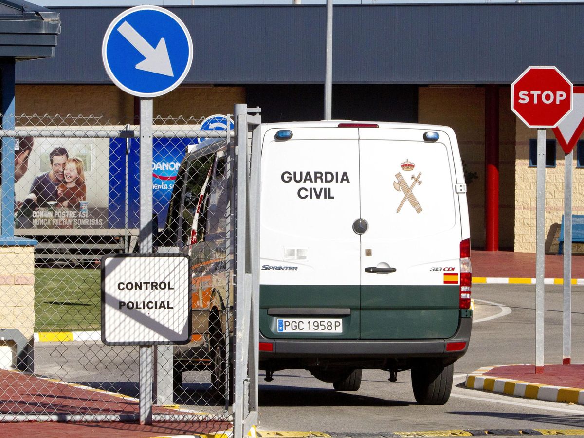 Foto: Un furgón de la Guardia Civil accede a una prisión. (EFE)