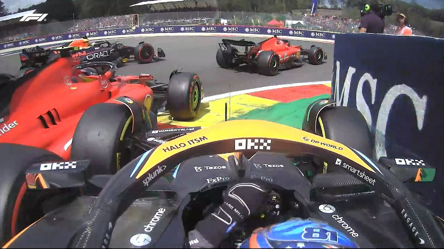 Momento en que el efecto embudo deja sin sitio a Oscar Piastri y se produce el choque con Carlos Sainz. (Formula 1 TV)