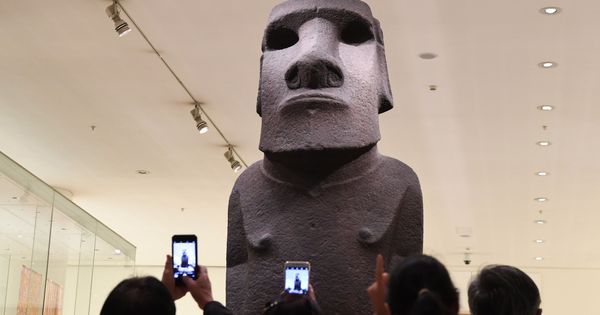 Foto: El moai Hoa Hakananai'a. (Efe/Neil Hall)