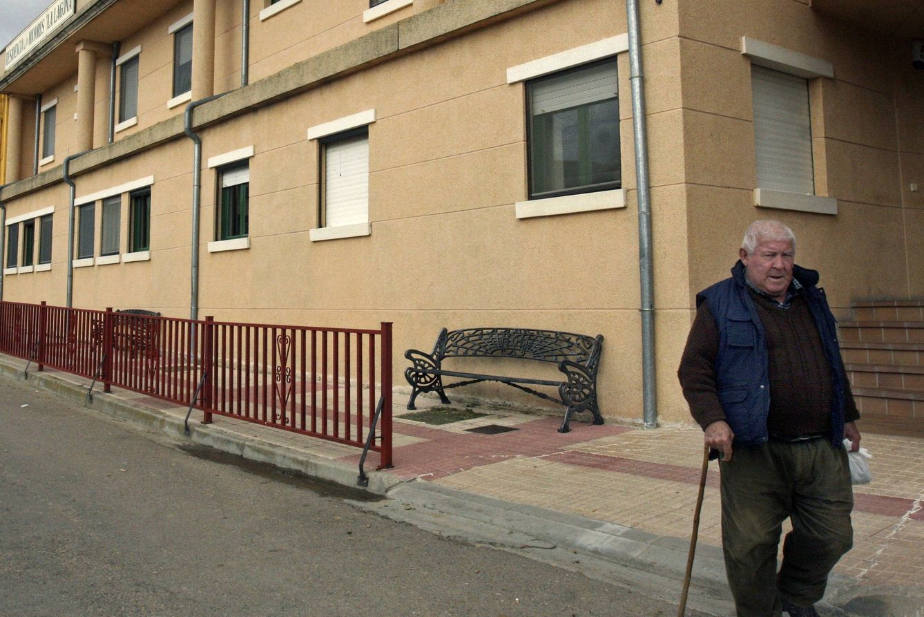 Un hombre camina junto a la fachada de una residencia de mayores. (EFE)