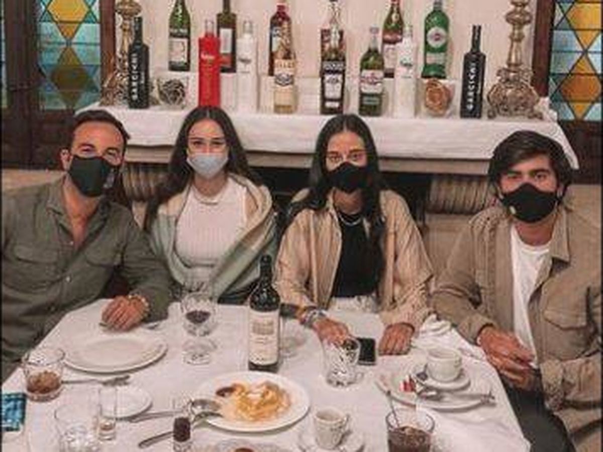Foto: Victoria Federica, su novio y amigos en Segovia. (Redes)