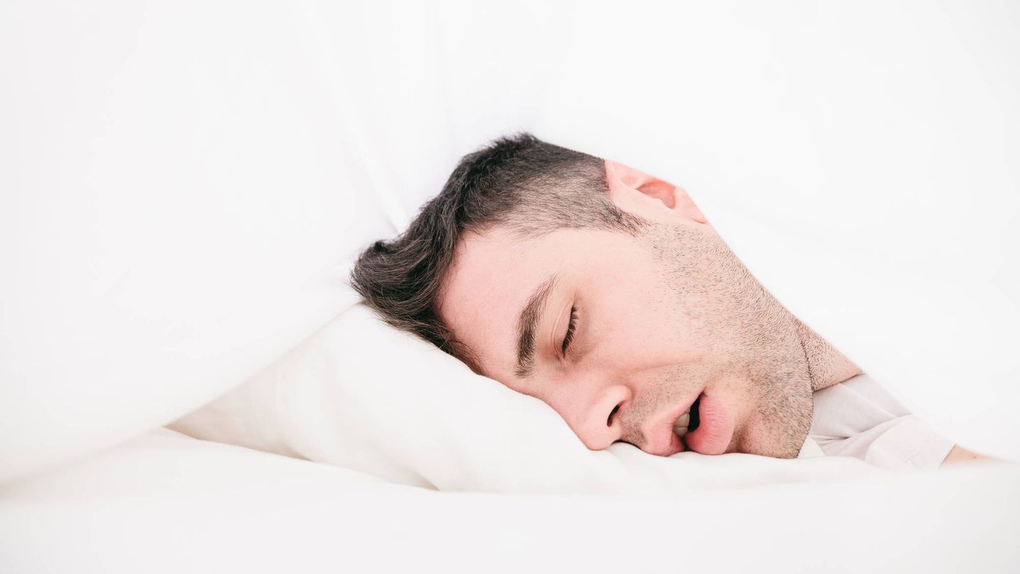 El ejercicio de cinco minutos que te ayudará a dejar de roncar