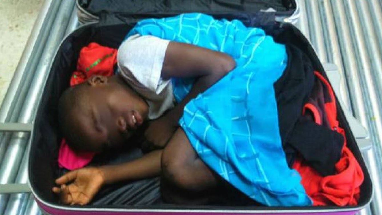 Foto: Imagen del pequeño Adou dentro de la maleta en la que fue interceptado