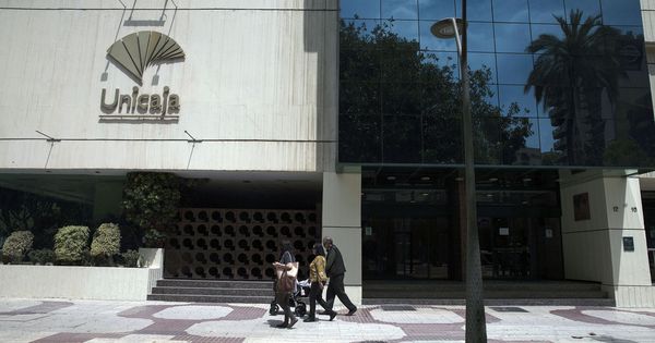 Foto: Fachada de la sede central de Unicaja en Málaga. (EFE)
