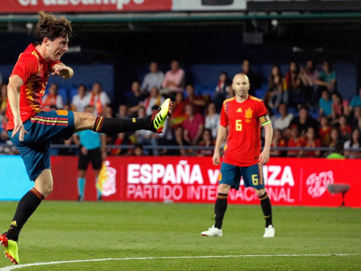 Odriozola, en el momento de golpear el balón en el gol que adelantó a España contra Suiza. (EFE)