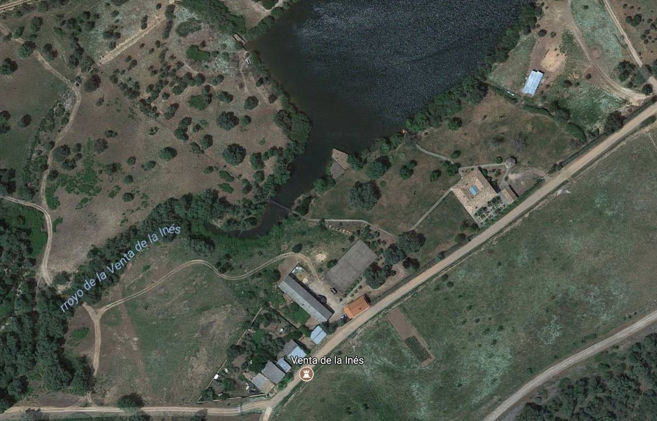 La venta está a 200 metros del río Tablillas, que pasa por la propiedad de La Cotofía, cuya residencia se encuentra a 200 metros junto al embalse. (Google Maps)
