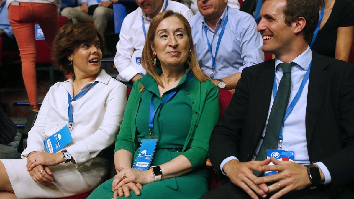 Santamaría y Casado: looks con significado (y repetidos) en el Congreso del PP