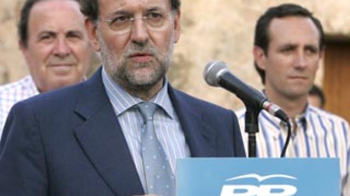 Rajoy visita las zonas afectadas por el vertido de fuel en Ibiza