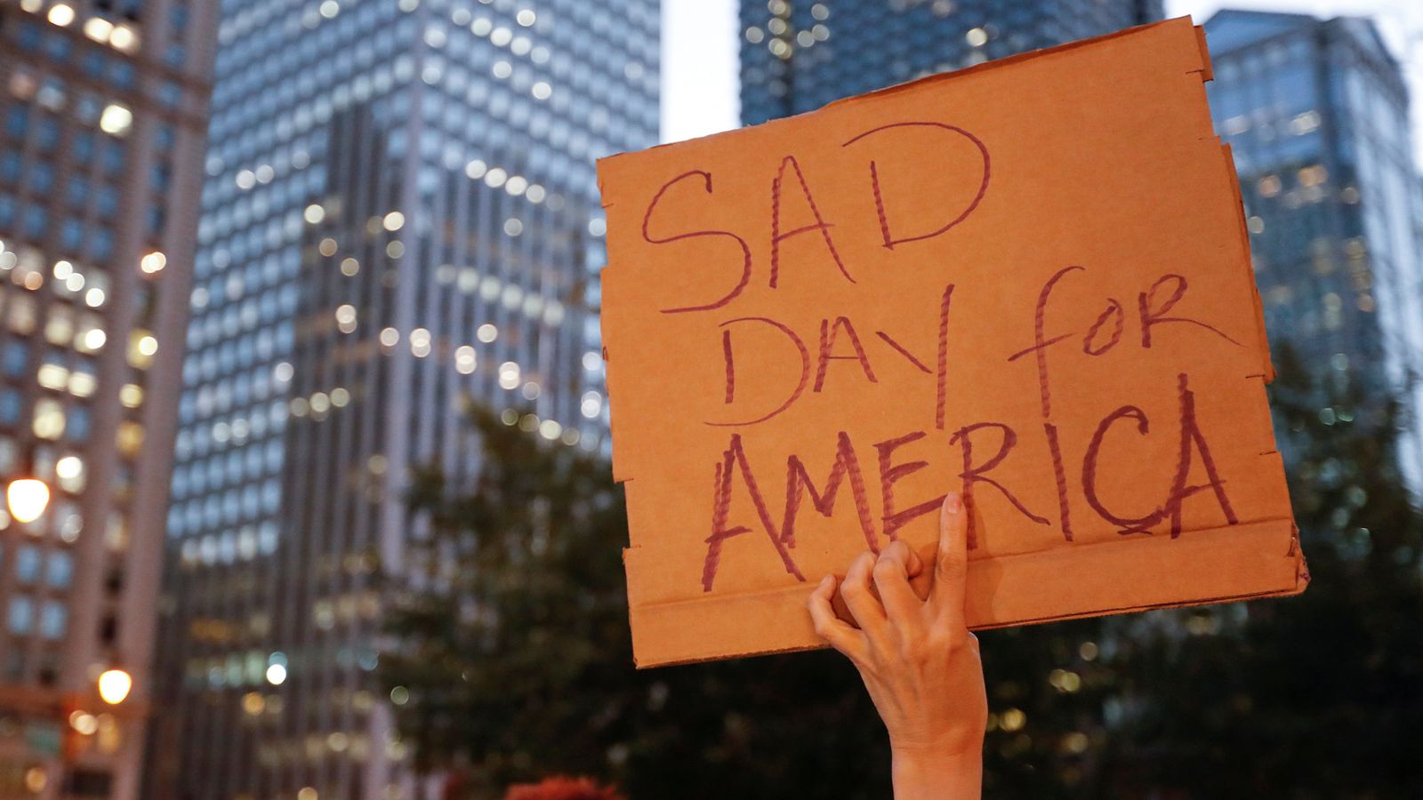 Foto: Un ciudadano protesta por el resultado de las elecciones en los Estados Unidos frente a la torre Trump en Chicago. (Reuters)