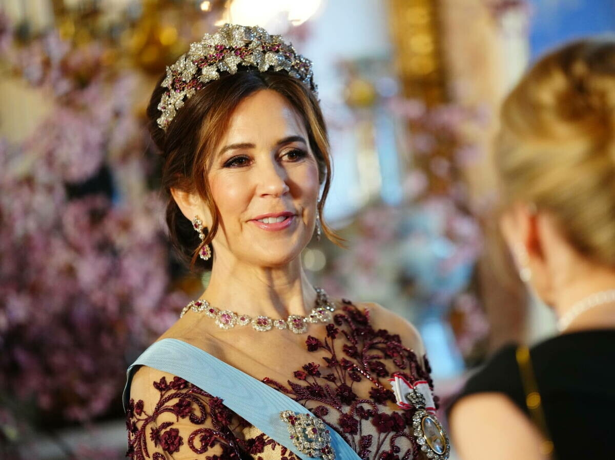 Foto de                 Mary, en su primera gran cena de gala como reina: tiara de rubíes y un vestido remodelado    