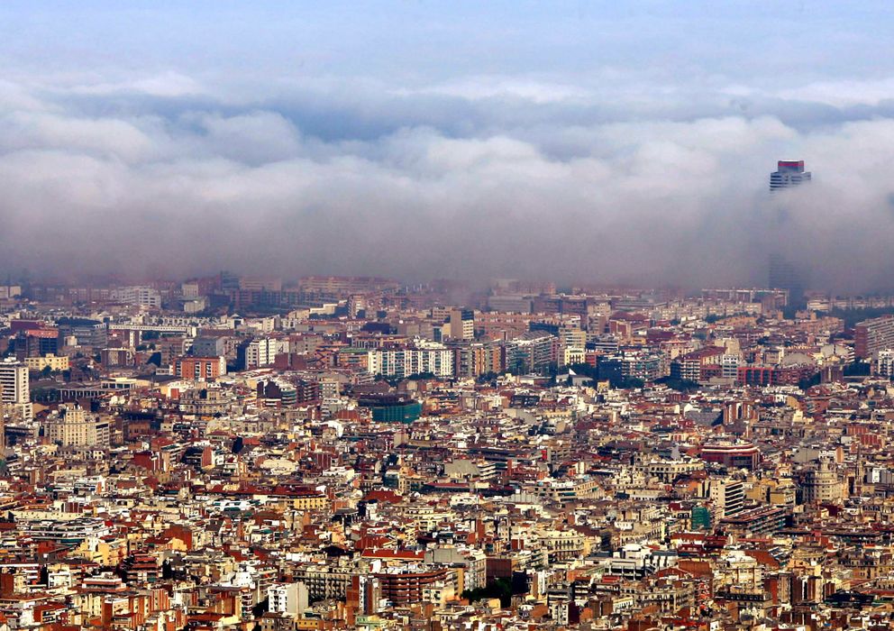 Foto: La niebla cubre la ciudad de Barcelona. (Reuters)