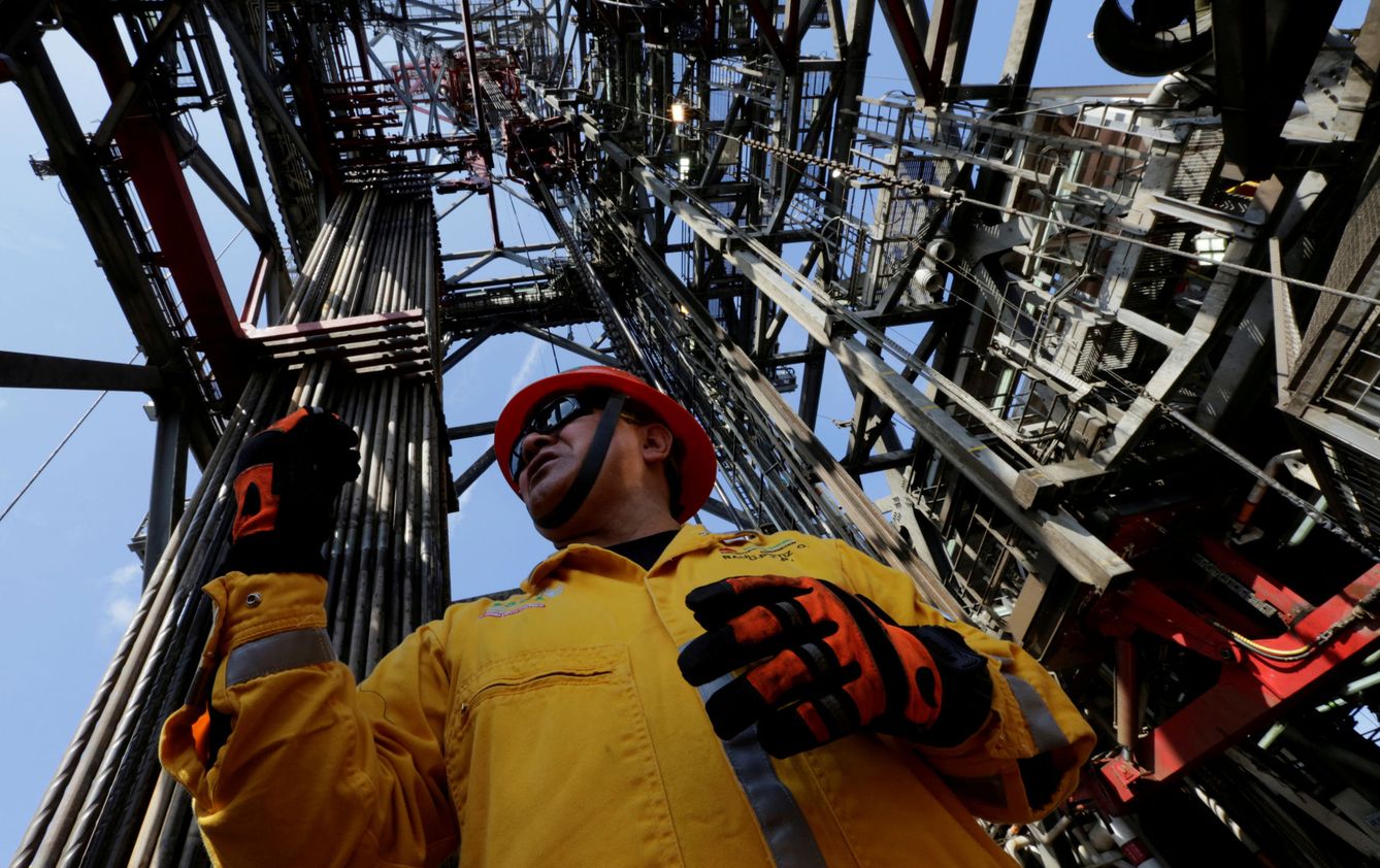 Un empleado trabaja en la plataforma petrolífera Centenario, en el Golfo de México, frente a las costas de Veracruz, en enero de 2014. (Reuters)
