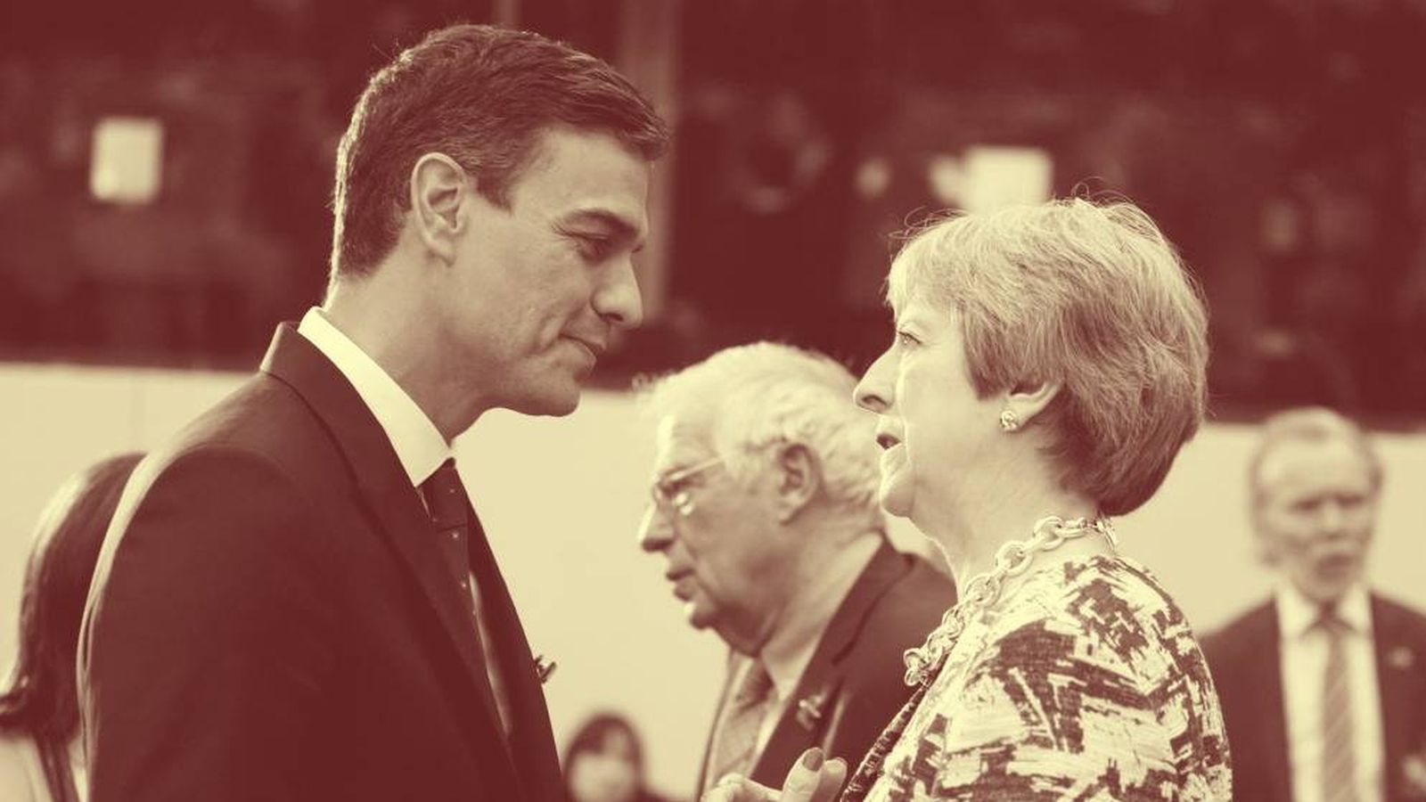 Foto: Pedro Sánchez y Theresa May conversan el pasado 12 de julio en la cumbre de la OTAN en Bruselas. (Reuters)