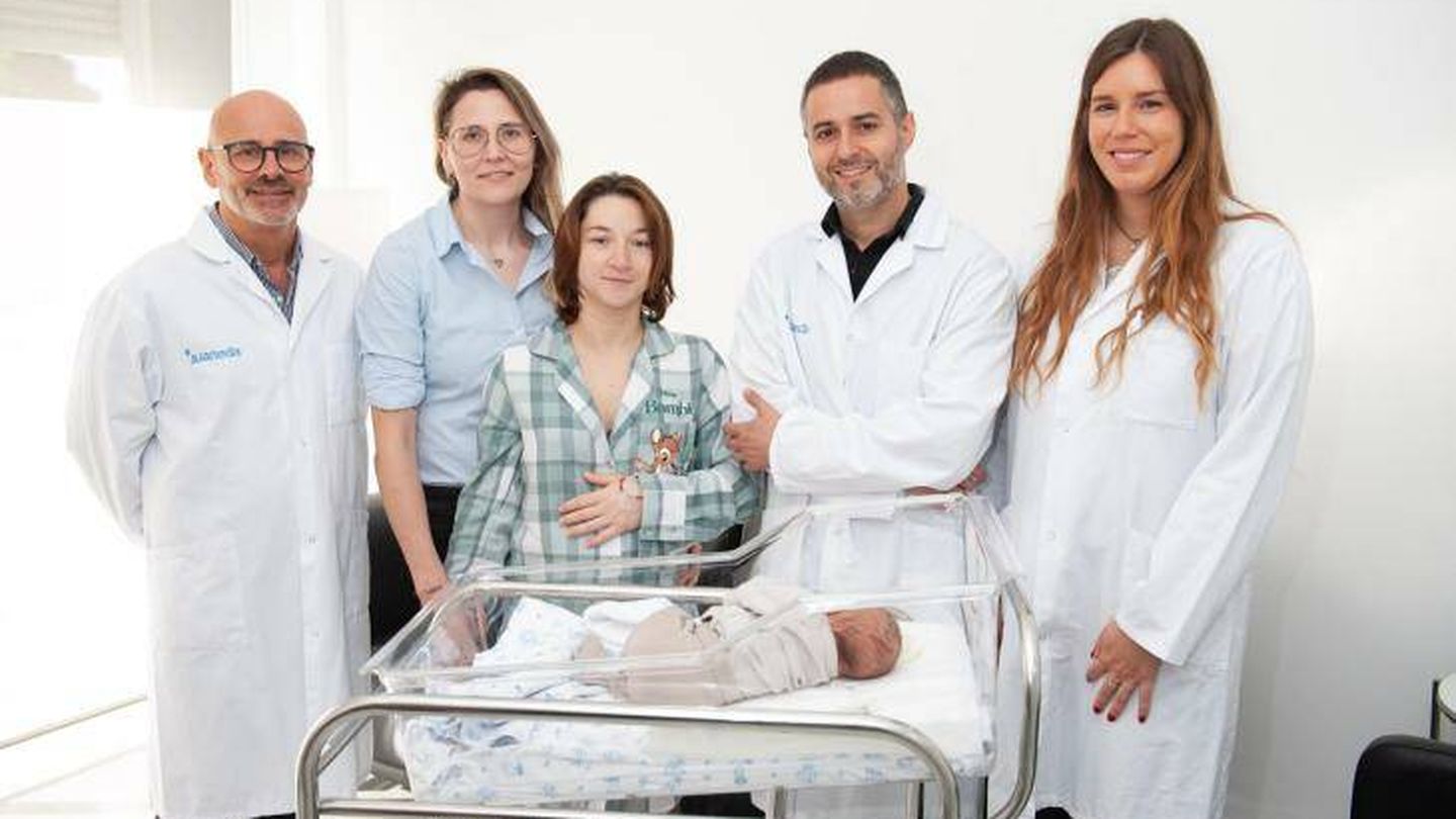 Izq. a dch.: Gustavo Carti, junto a las madres Estefanía y Azahara con el bebé, Felipe Gallego y Miriam Mateos, obstetra. (Hospital Juaneda)