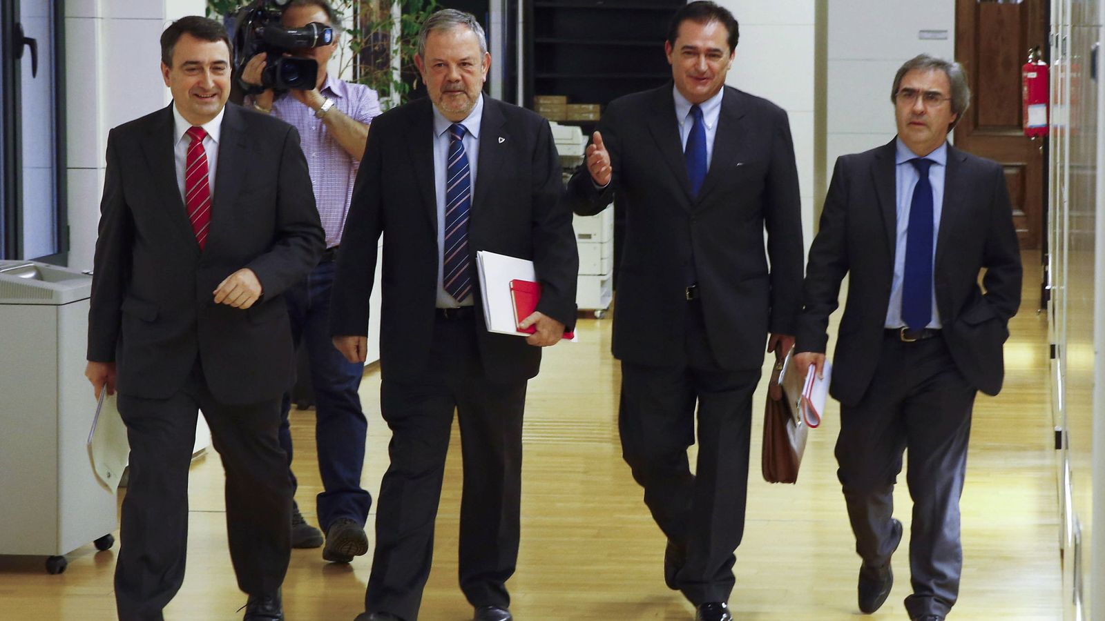 Foto: Los dirigentes del PNV Aitor Esteban, Pedro Azpiazu, Iñaki Goikoetxea y Joseba Aurrekoetxea, este 10 de febrero antes de la reunión con el equipo negociador del PSOE. (EFE)