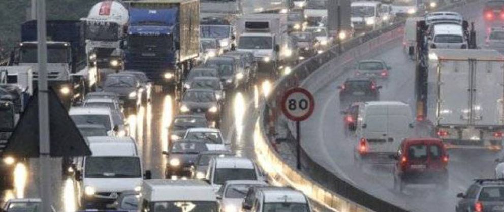 Foto: La lluvia y la afluencia masiva de coches colapsan las carreteras españolas