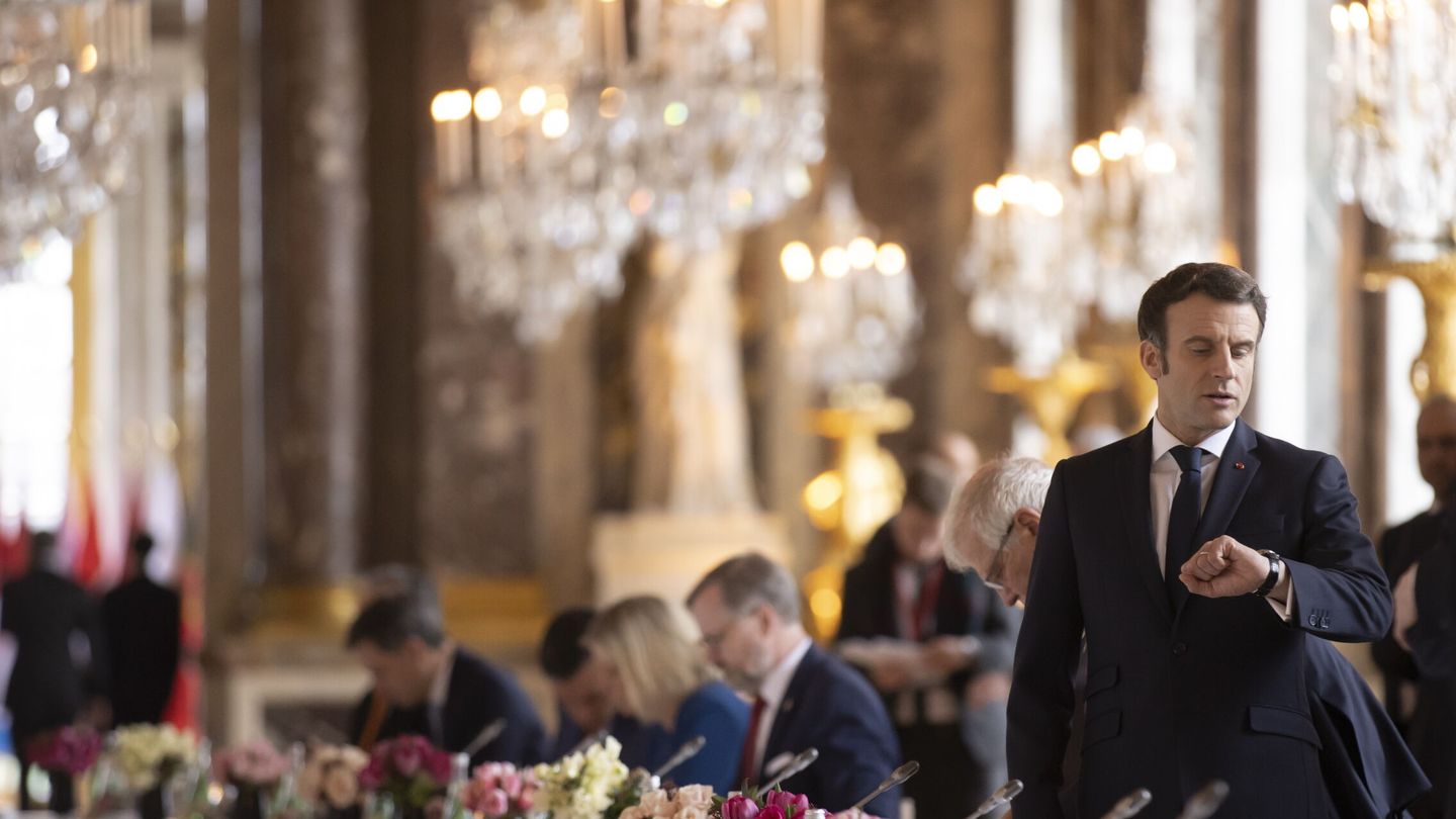 El presidente francés junto al resto de líderes en el Consejo Europeo de Versalles. (EFE)