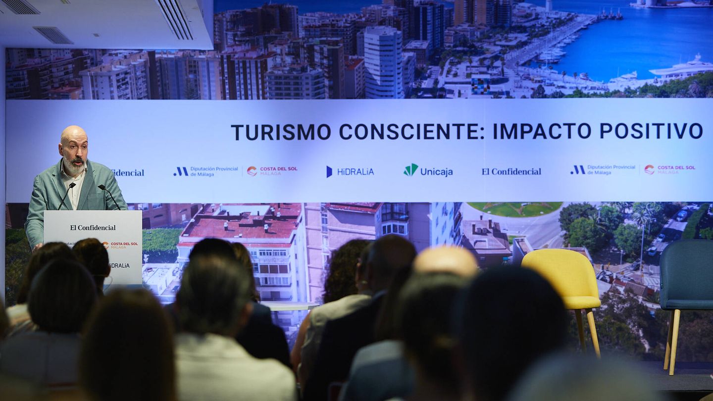 Nacho Cardero, director de El Confidencial, ha dado la bienvenida a los asistentes al foro 'Turismo consciente: impacto positivo'. (EC)