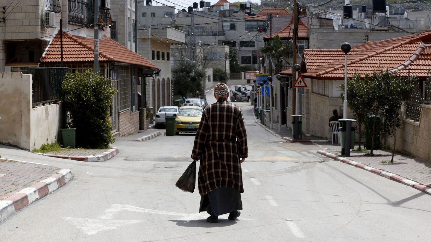 Un hombre camina por una calle semivacía en Nablus. (EFE)