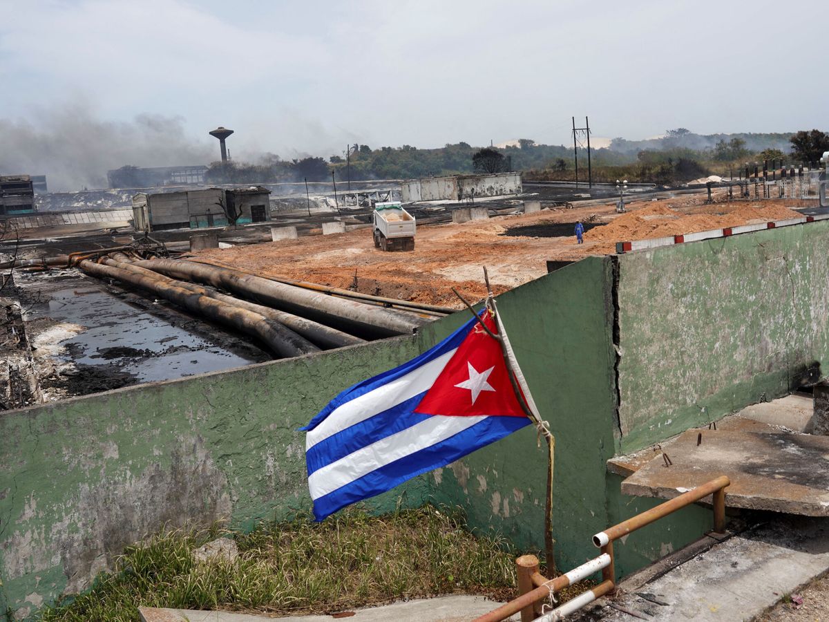 Foto: Bandera cubana en el lugar del incendio, en el depósito de combustible de Matanzas. (Reuters/Alexandre Meneghini)