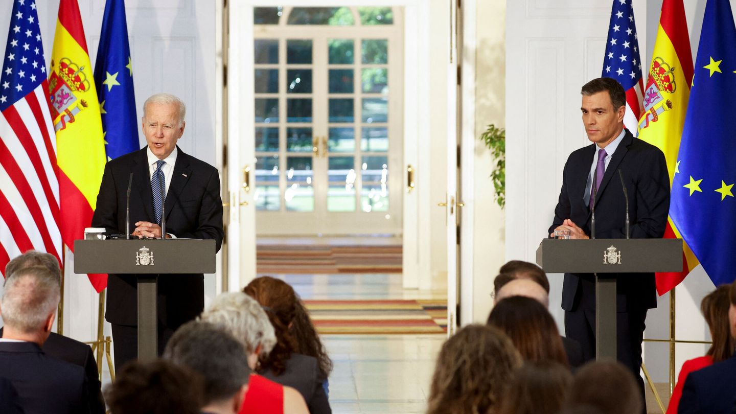 El presidente de Estados Unidos, Joe Biden y el presidente de España, Pedro Sánchez. (Reuters/ Juan Medina)