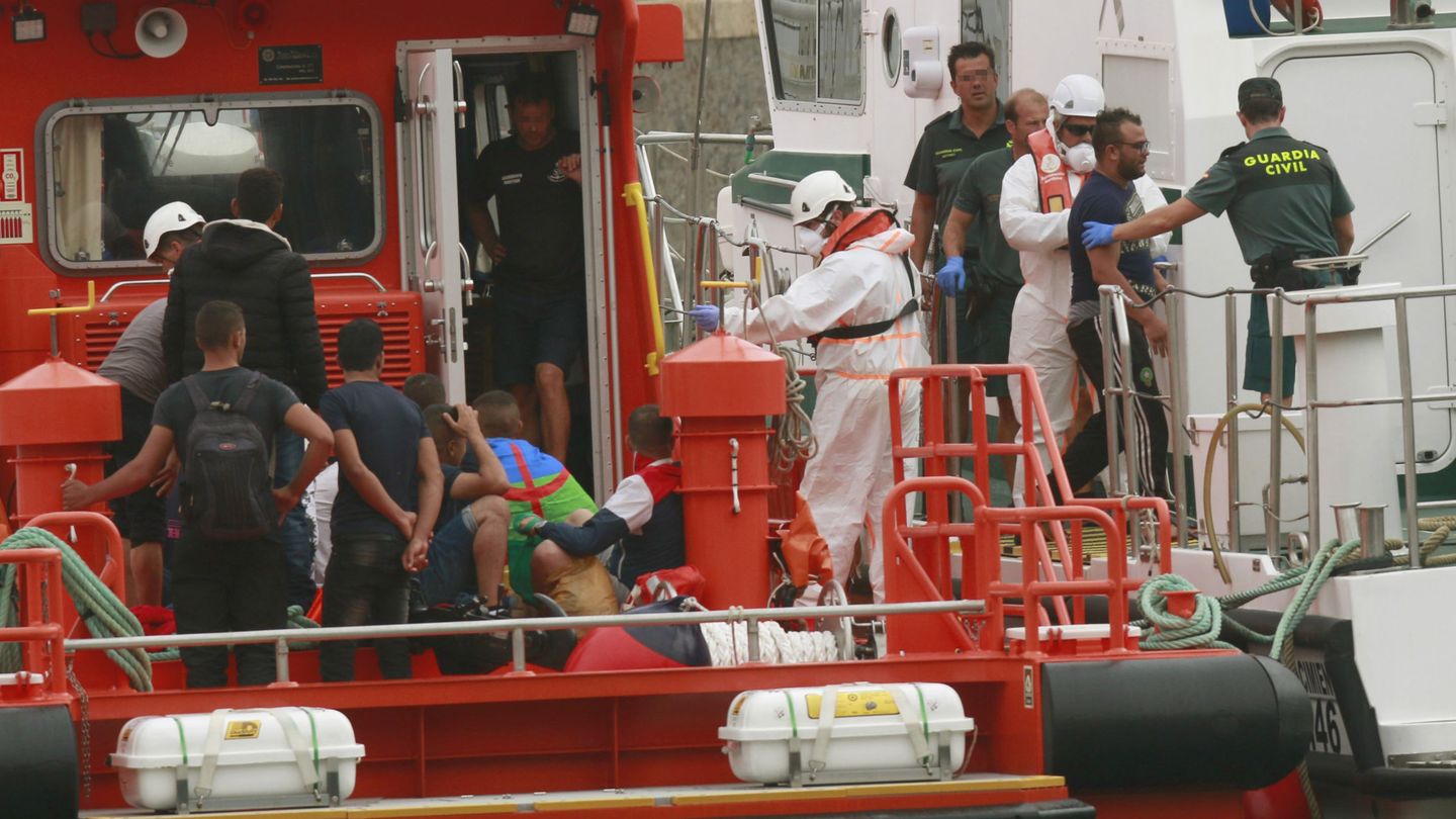 Desembarco en Almería de unos inmigrantes rescatados por Salvamento Marítimo. (EFE)