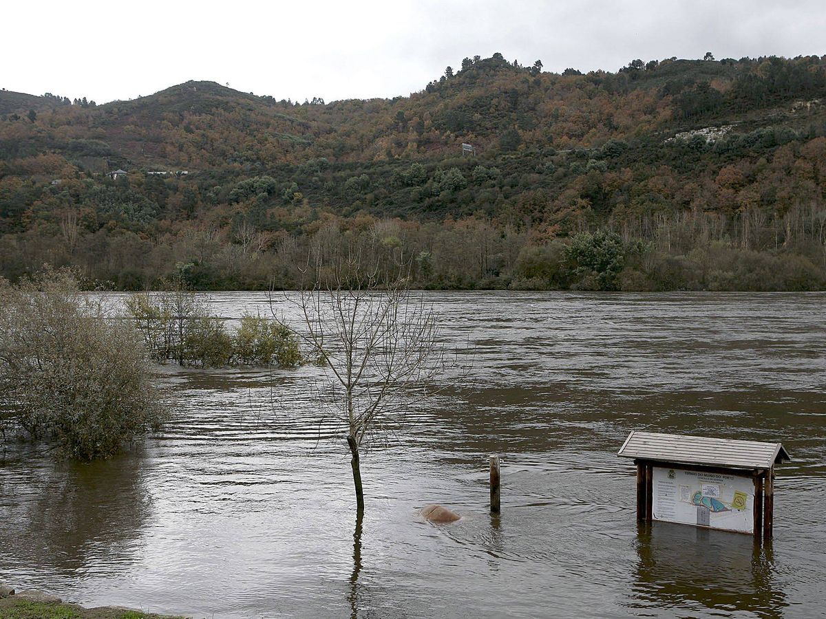 Foto: Inundaciones en las instalaciones termales de Muiño da Veiga, junto a la sede de Parques Naturales (EFE)