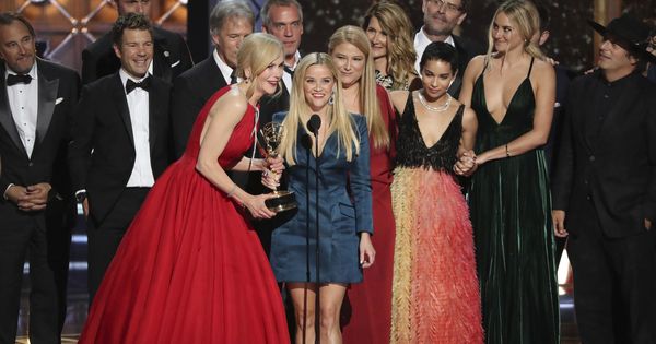Foto:  Nicole Kidman y Reese Witherspoon recogiendo el premio a la mejor miniserie por “Big Little Lies”. 