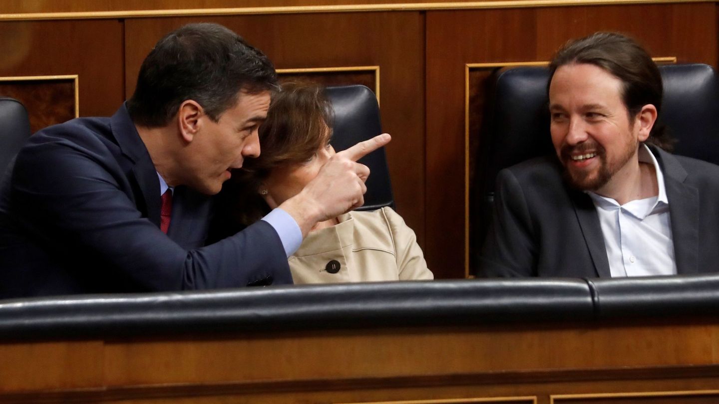 Pedro Sánchez habla con sus vicepresidentes Carmen Calvo y Pablo Iglesias, el pasado 25 de febrero en el pleno del Congreso. (EFE)