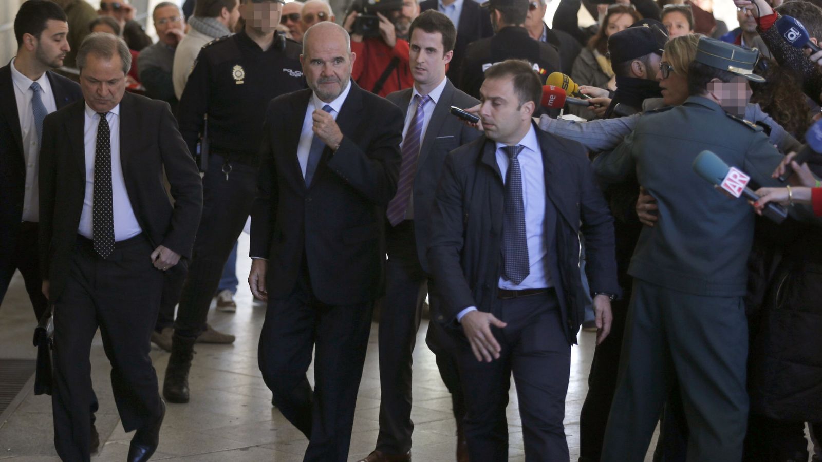 Foto: El expresidente de la Junta de Andalucía, Manuel Chaves, a su llegada al juzgado. (EFE)