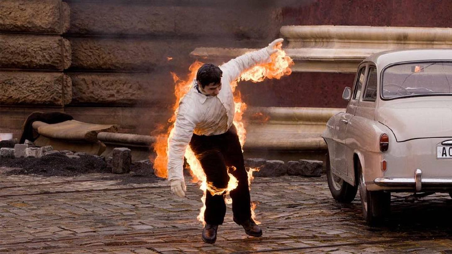 Fotograma de 'Burning Bush' en el que Jan Palach se quema 'a lo bonzo'. (HBO Europa)