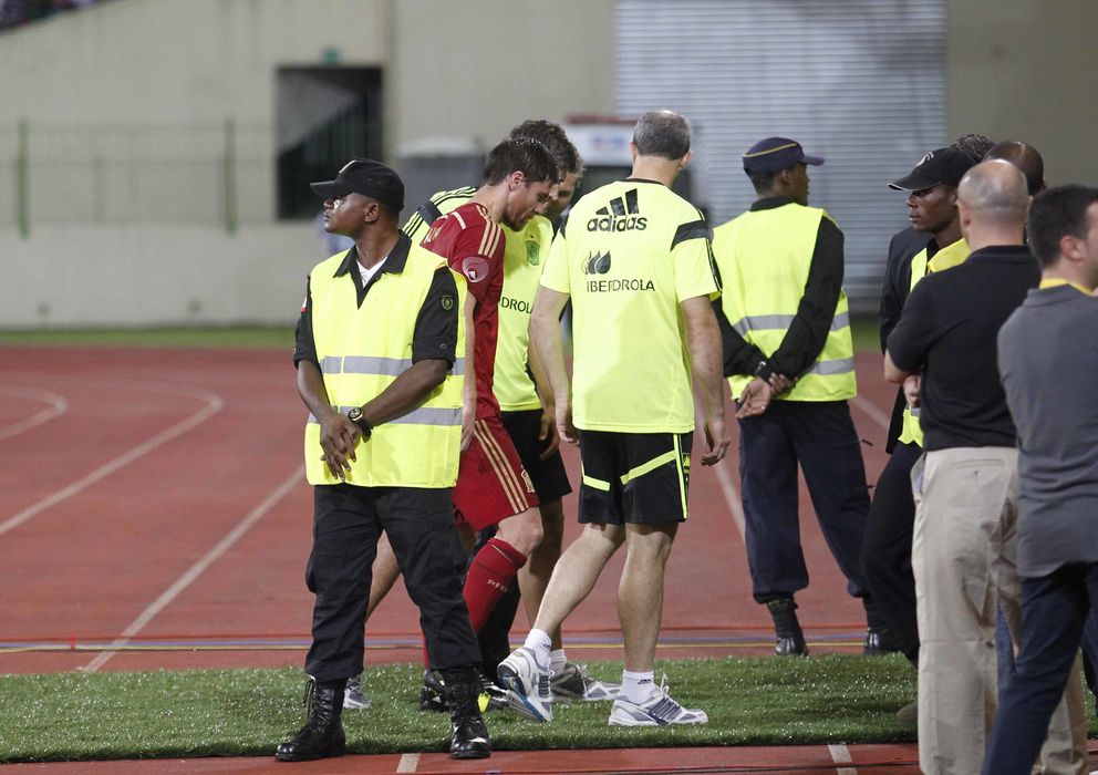 Foto: Xabi Alonso se retira del terreno de juego con molestias (Efe). 