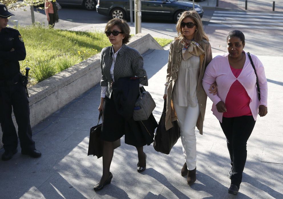 Foto: Rosalía Iglesias (c) acompañada de su abogada, María Dolores Márquez de Prado (i), y de su empleada del hogar, a su llegada a la Audiencia Provincial (EFE)