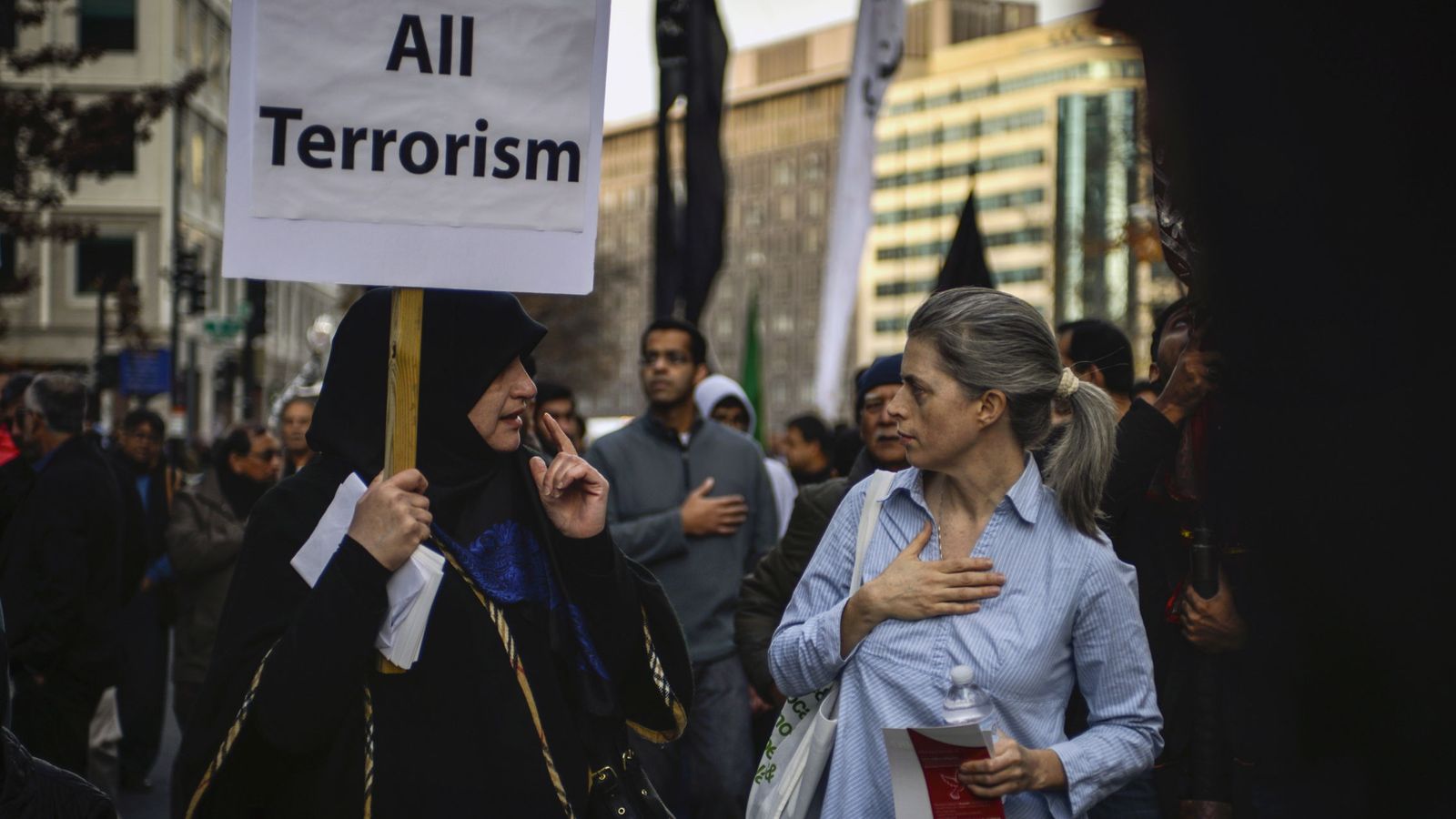 Foto: Musulmanes estadounidenses se manifiestan contra la violencia del ISIS ante la Casa Blanca, en Washington, el 6 de diciembre de 2015. (Reuters)