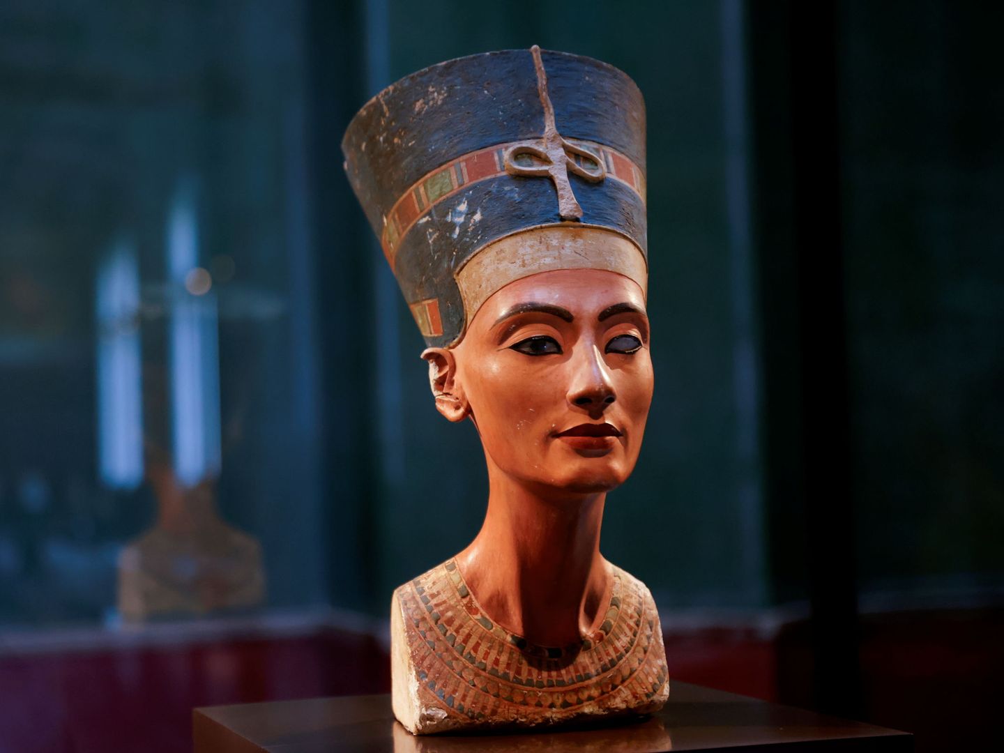 El busto de Nefertiti expuesto en los Museos Estatales de Berlín. (Reuters/Fabrizio Bensch)